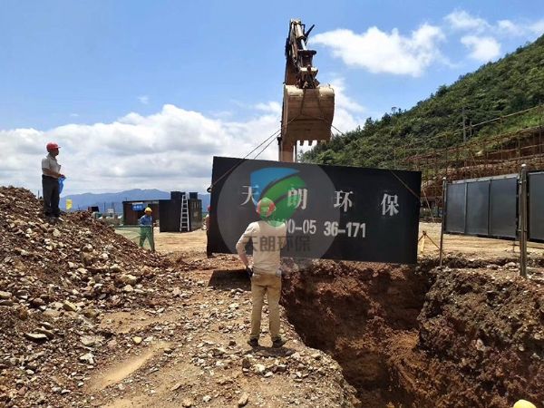 中國華電集團(tuán)廣西風(fēng)力發(fā)電站一體化設(shè)備安裝現(xiàn)場